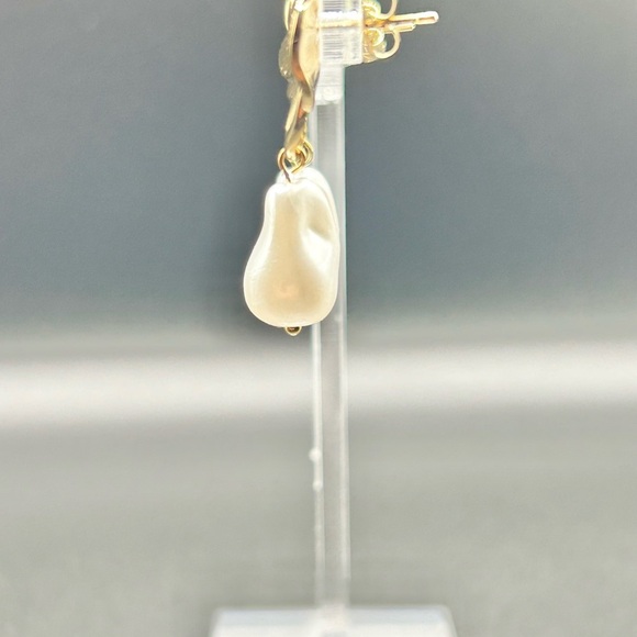 18K Gold Plated Pearl Drop Flower Earrings - Picture 3 of 4